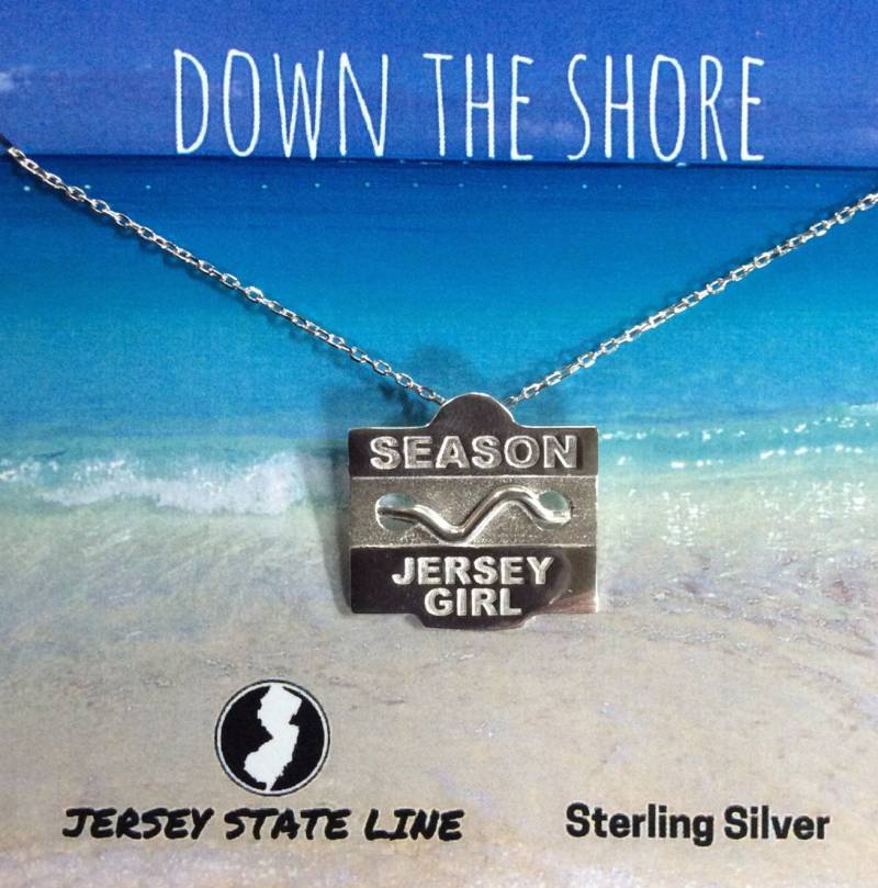 Jersey-Mädchen - Sterling Silber Strand Abzeichen Halskette von jerseystateline