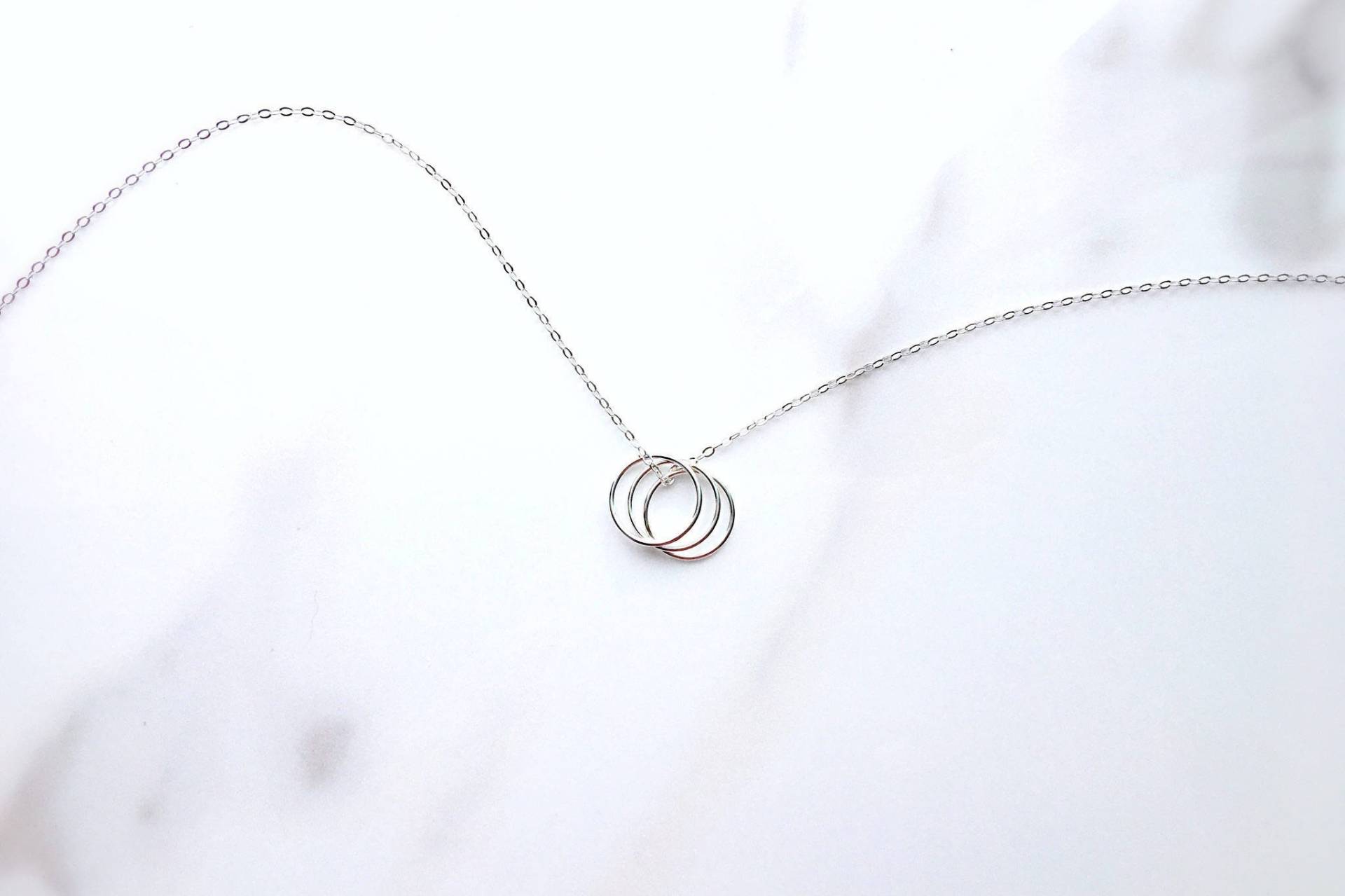 sterling Silber Dreifach Kreis Halskette Feiner Eternity Anhänger sterling Silber Dreifach Kreis Halskette Feiner Eternity Anhänger von jessapetedesigns