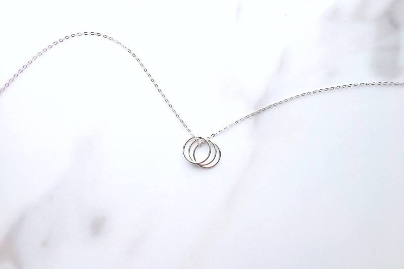sterling Silber Dreifach Kreis Halskette Feiner Eternity Anhänger sterling Silber Dreifach Kreis Halskette Feiner Eternity Anhänger von jessapetedesigns