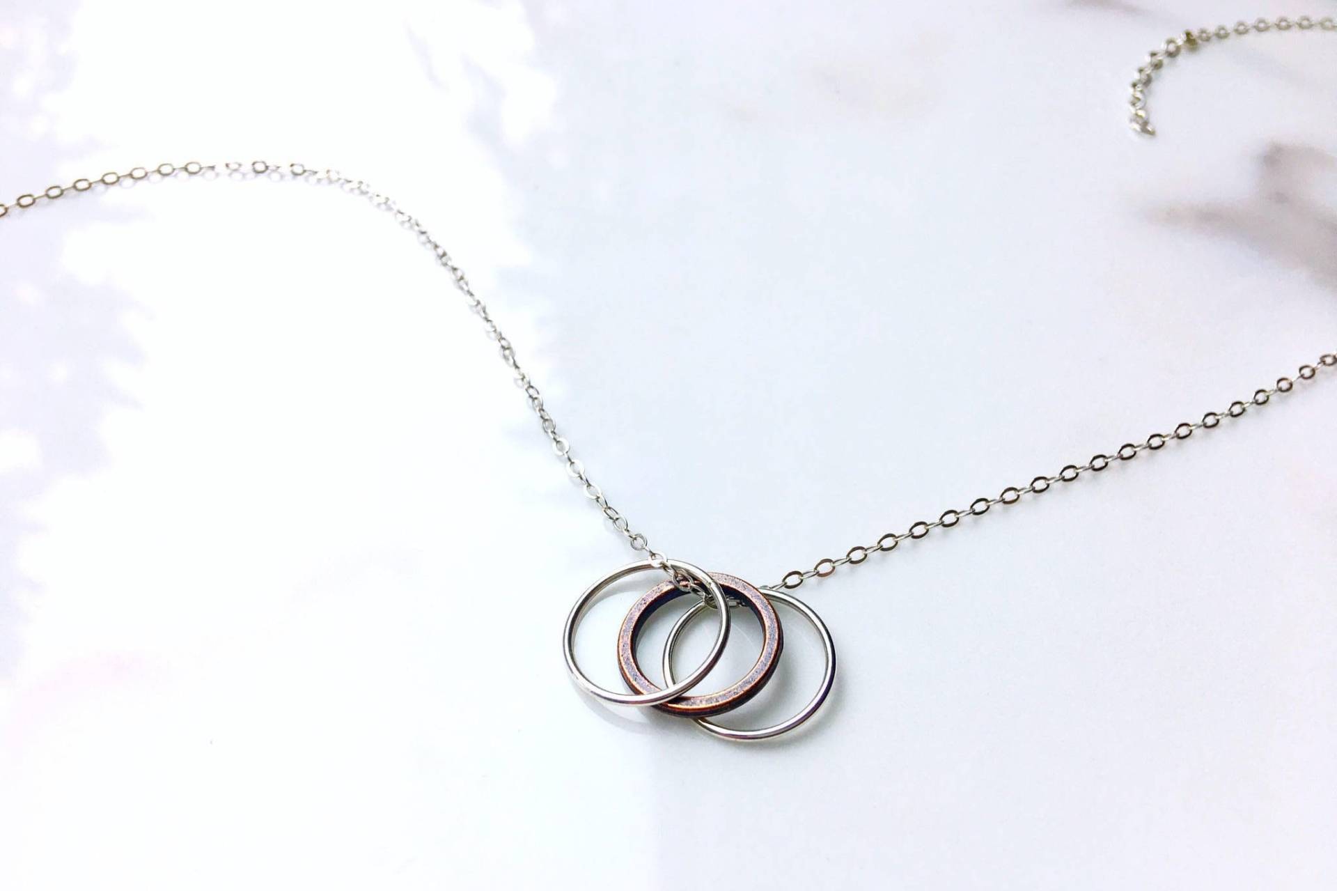 sterling Silber Kreis Halskette Kupfer Eternity Anhänger, Zarte Kette sterling Silber Kreis Halskette Kupfer Eternity Anhänger, Zarte Kette von jessapetedesigns