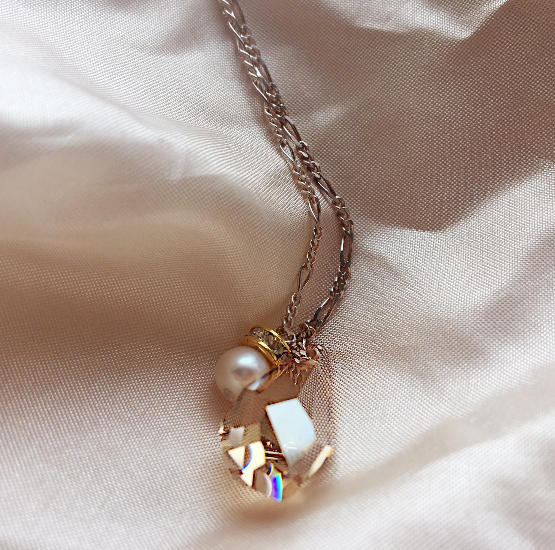 Ava | Goldener Anhänger - Sterlingsilber-Kette Mit Swarovski Gold Crystal Und Cremefarbener Süßwasserperle Ava | Goldener Anhänger - Sterlingsilber-Kette Mit Swarovski Gold Crystal Und Cremefarbener Süßwasserperle von jessicavalerie