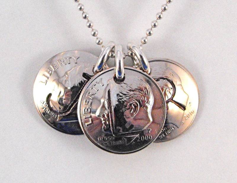 Mutterschmuck 3 Initial Charms Geburtsjahr Dime Anhänger Halskette von jessiedriscoll