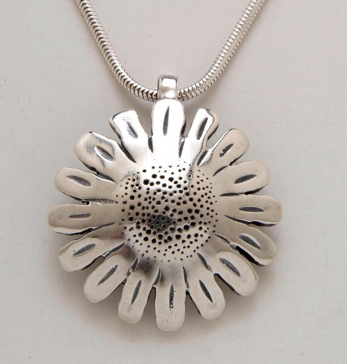 Sonnenblume Dollar Anhänger Aus Peace Silber Sonnenblume Dollar Anhänger Aus Peace Silber von jessiedriscoll