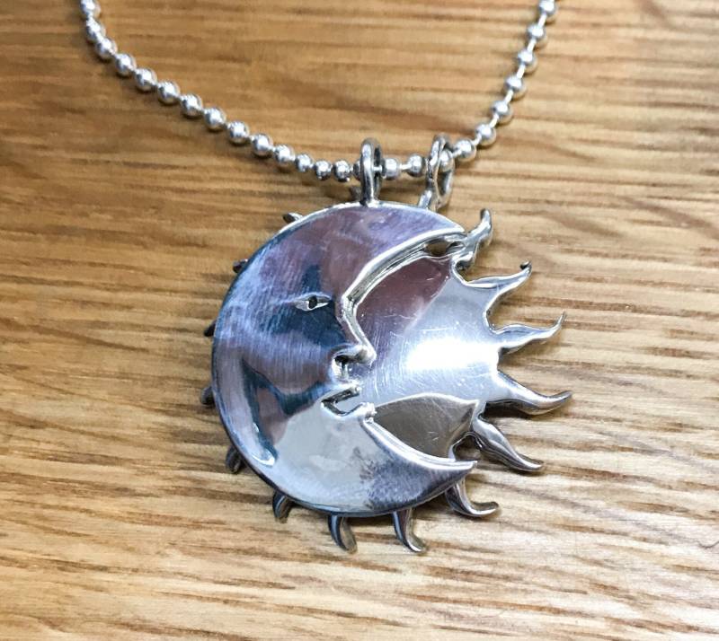 Sonnenfinsternis Moon Half & Sun Dollar Halskette 2 Vintage American Silver Liberty Münzen Sonnenfinsternis Moon Half & Sun Dollar Halskette 2 Vintage American Silver Liberty Münzen von jessiedriscoll