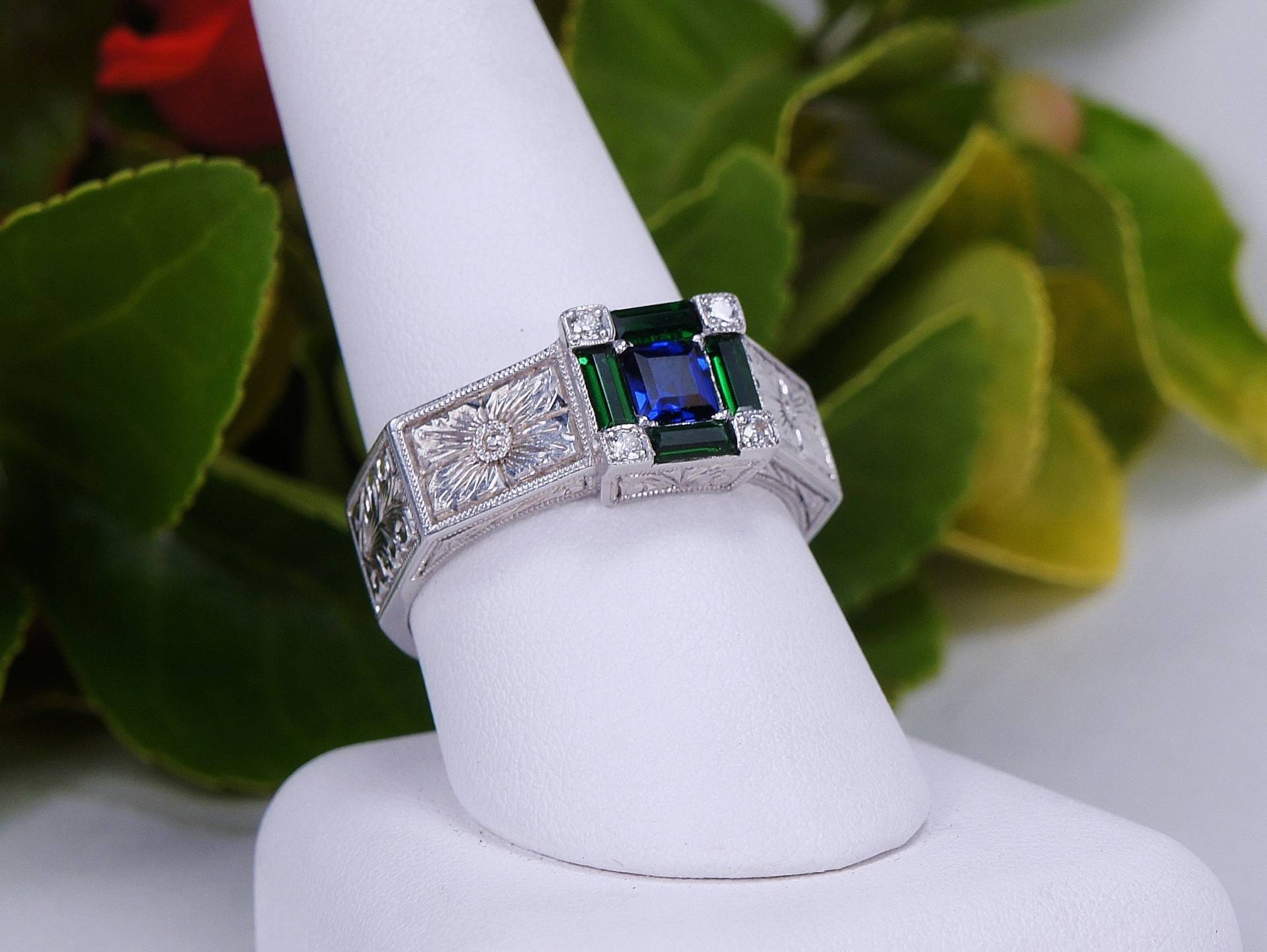 Art Deco Ring - Unisex Weißgold Saphir Smaragd Handgravierter Personalisierter von jewelAbench