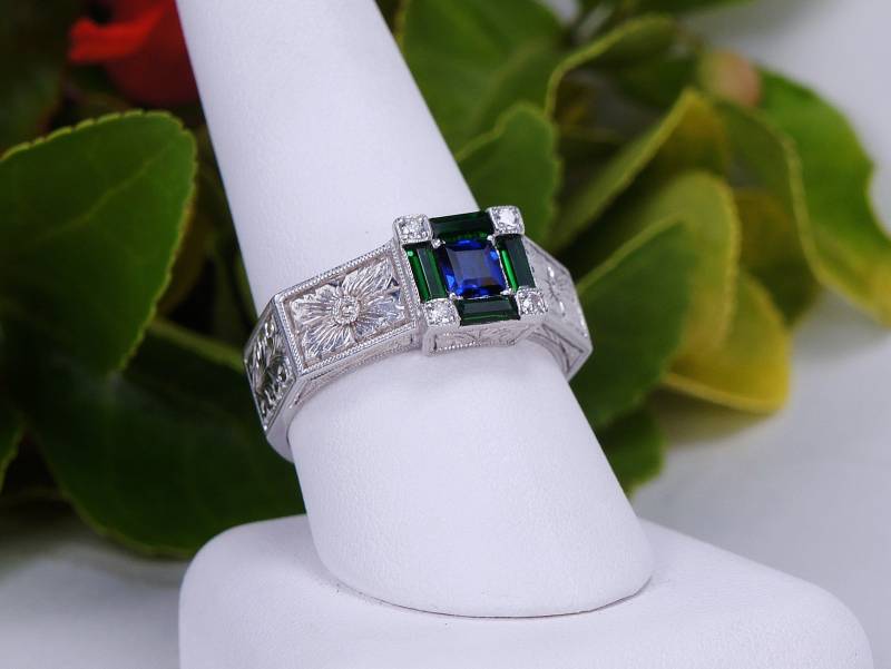 Art Deco Ring - Unisex Weißgold Saphir Smaragd Handgravierter Personalisierter von jewelAbench