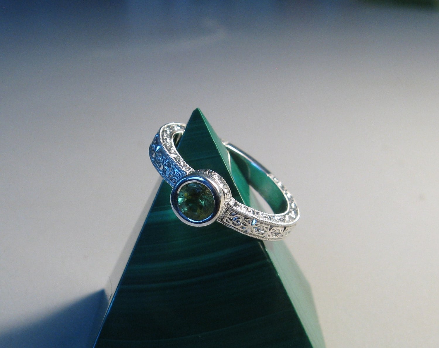 Grüner Saphir Ring - Handgravierter 14K Weißgold Gravur Art Deco von jewelAbench