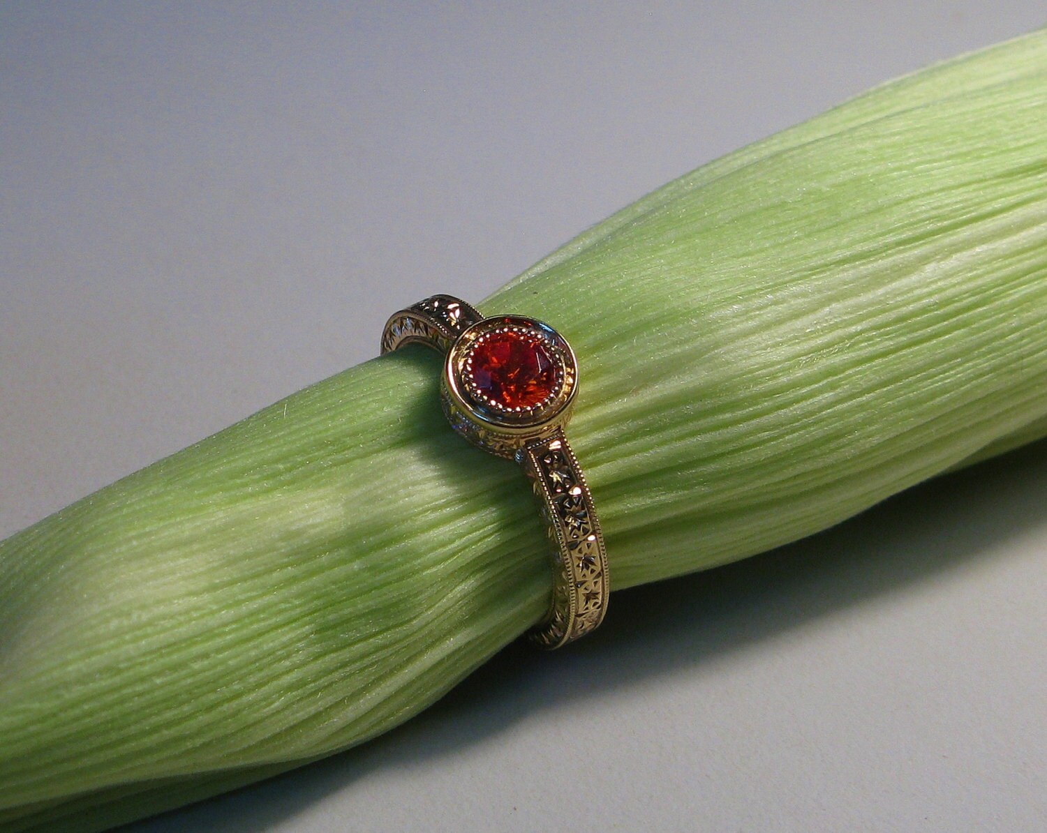 Handgravierter Rotgold Ring - Orange Saphir 14K Gold Padparadsha Gravur Art Deco von jewelAbench