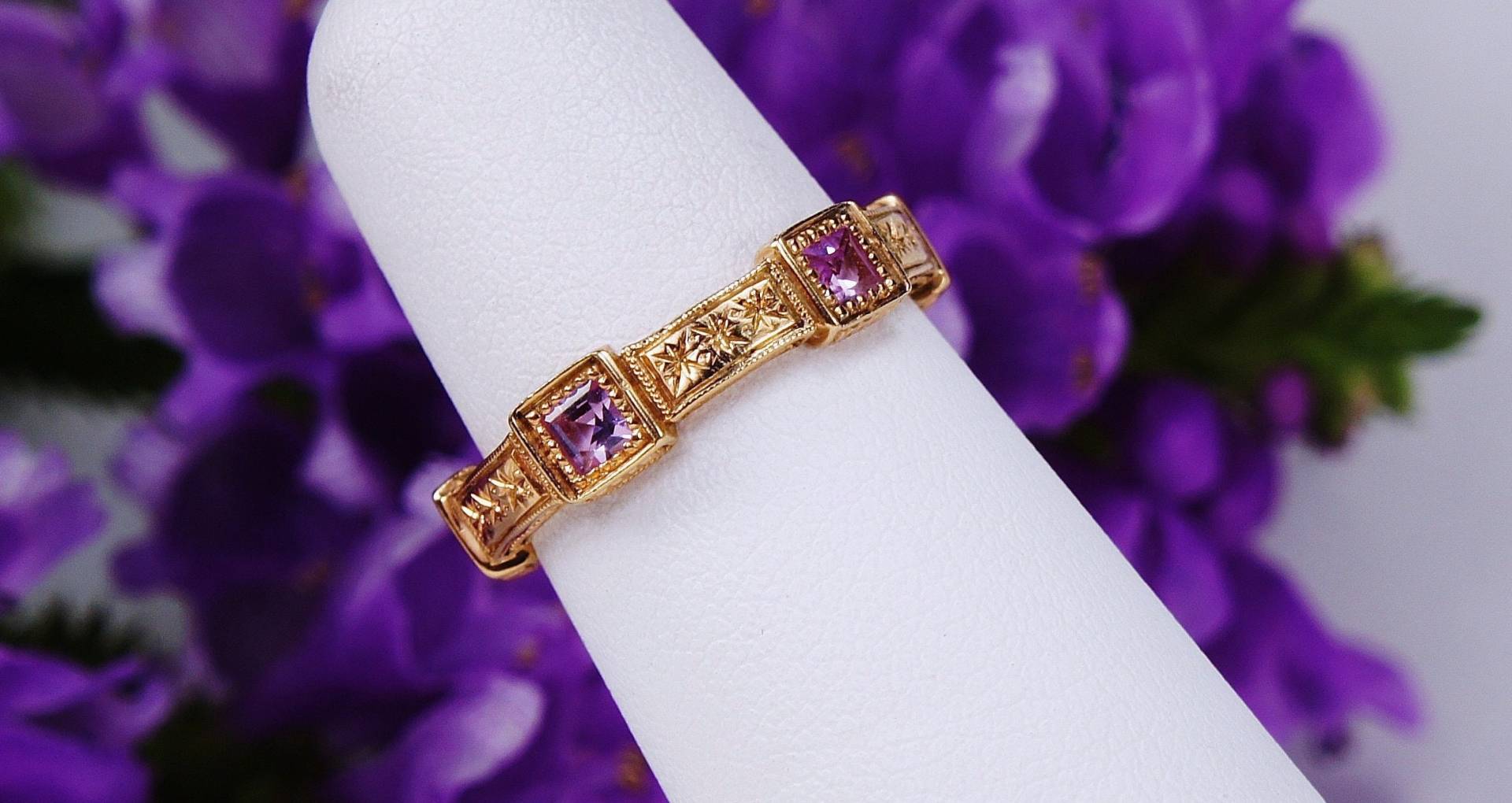 Rosa Saphir Band Ring - Art Deco Handgravierte 14K Roségold Saphire Princess Cut Pink Gold von jewelAbench