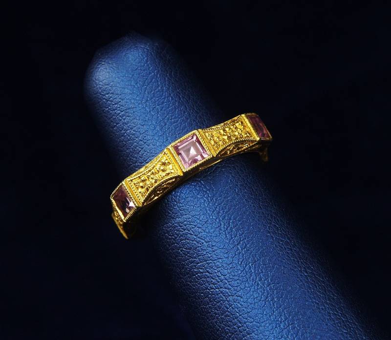 Rosa Saphir Band Ring - Art Deco Handgravierter Ring 14K Gold Pink von jewelAbench