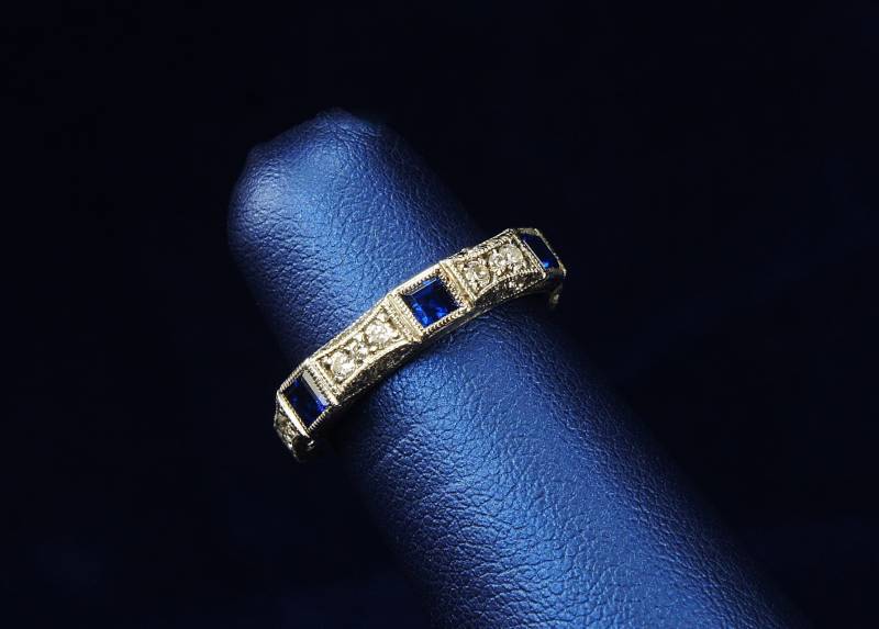 Saphir Band Ring - Art Deco Handgravierter Bandring 14K Weißgold Diamanten Blauer von jewelAbench