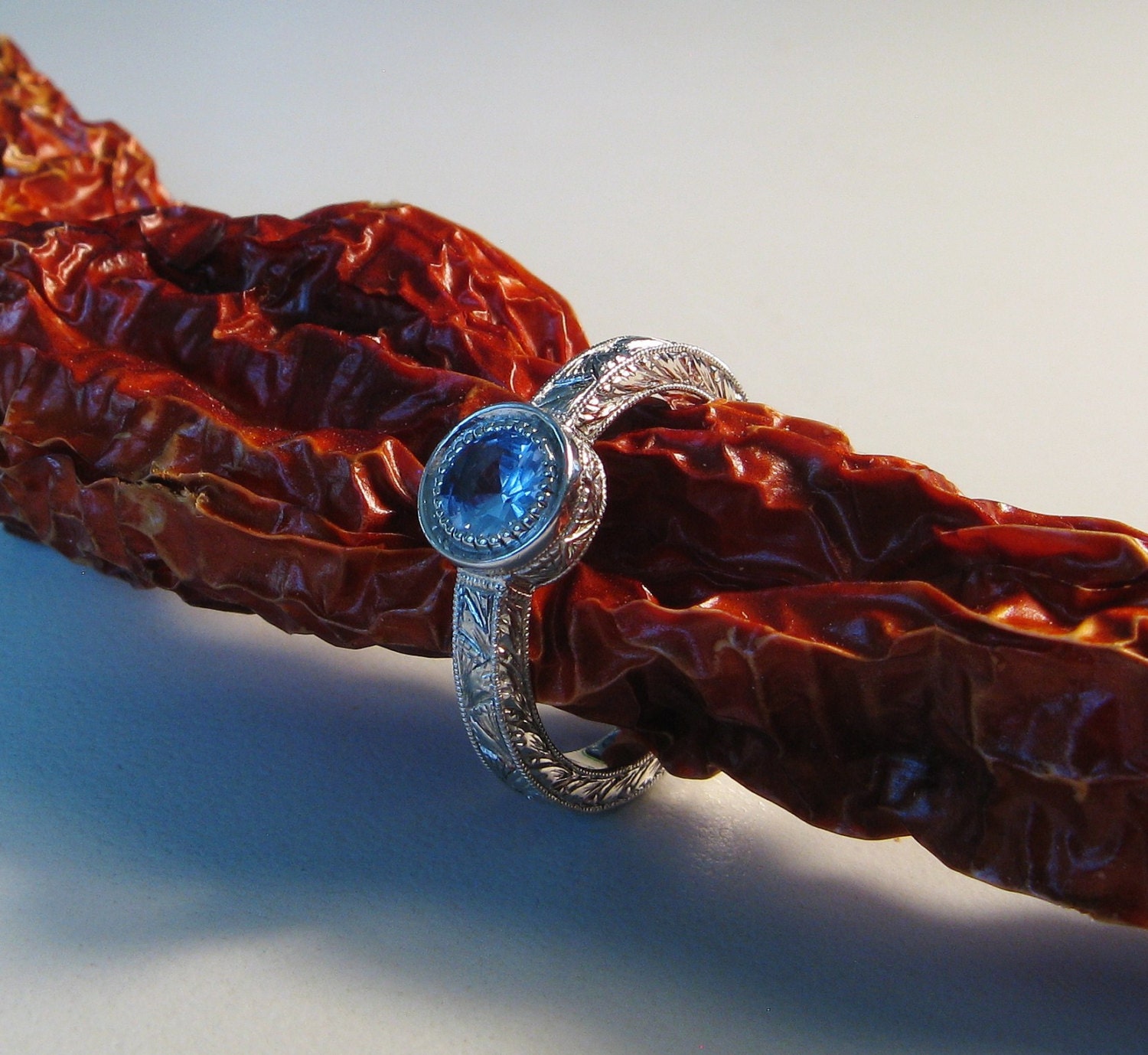 Saphir Ring - Handgravur Weißgold 14K Gold Blauer Art Deco von jewelAbench