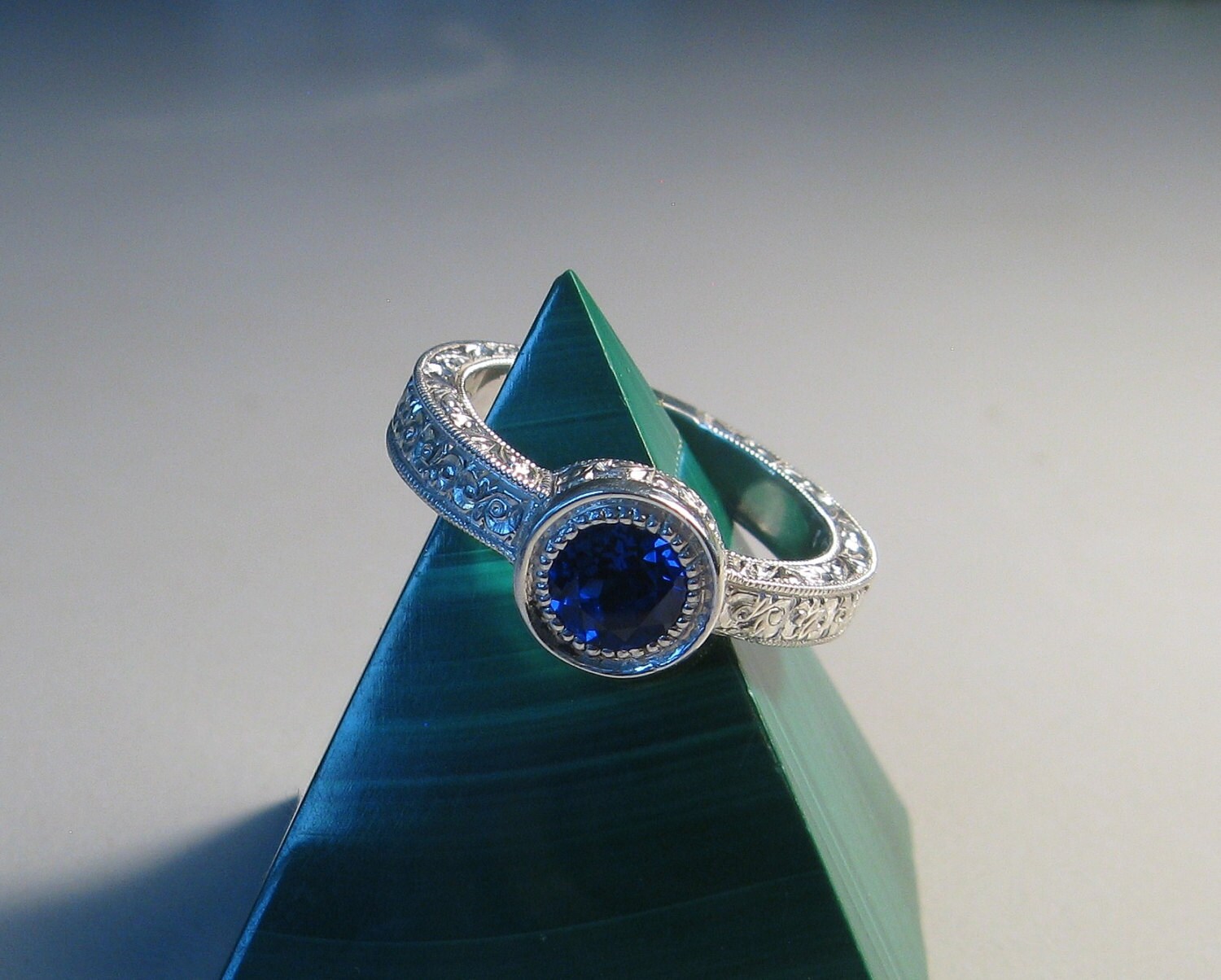 Silber Saphir Ring, Blauer Handgravierter Art Deco Ring von jewelAbench