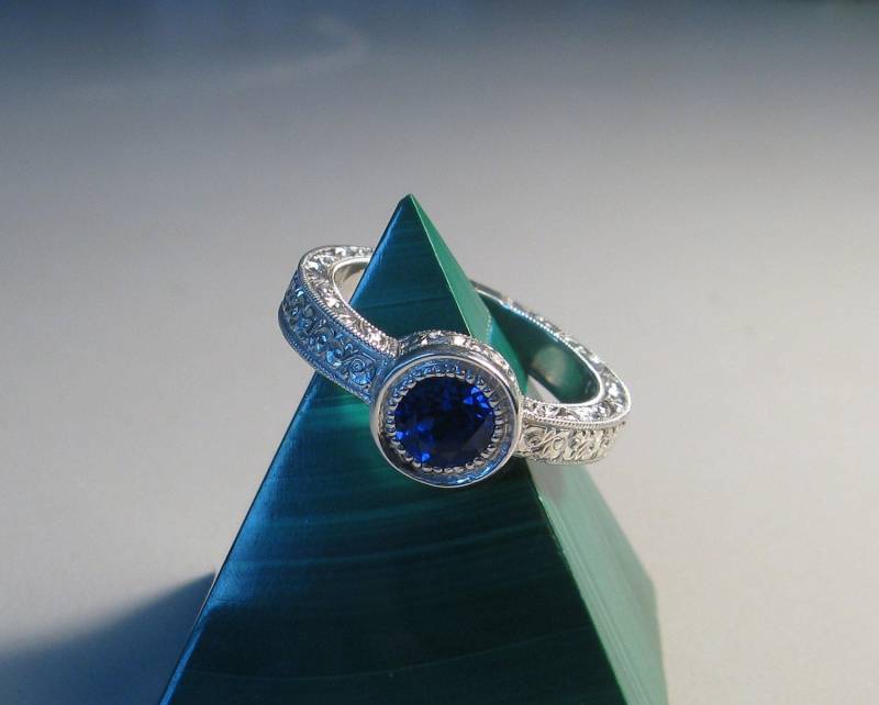 Silber Saphir Ring, Blauer Handgravierter Art Deco Ring von jewelAbench
