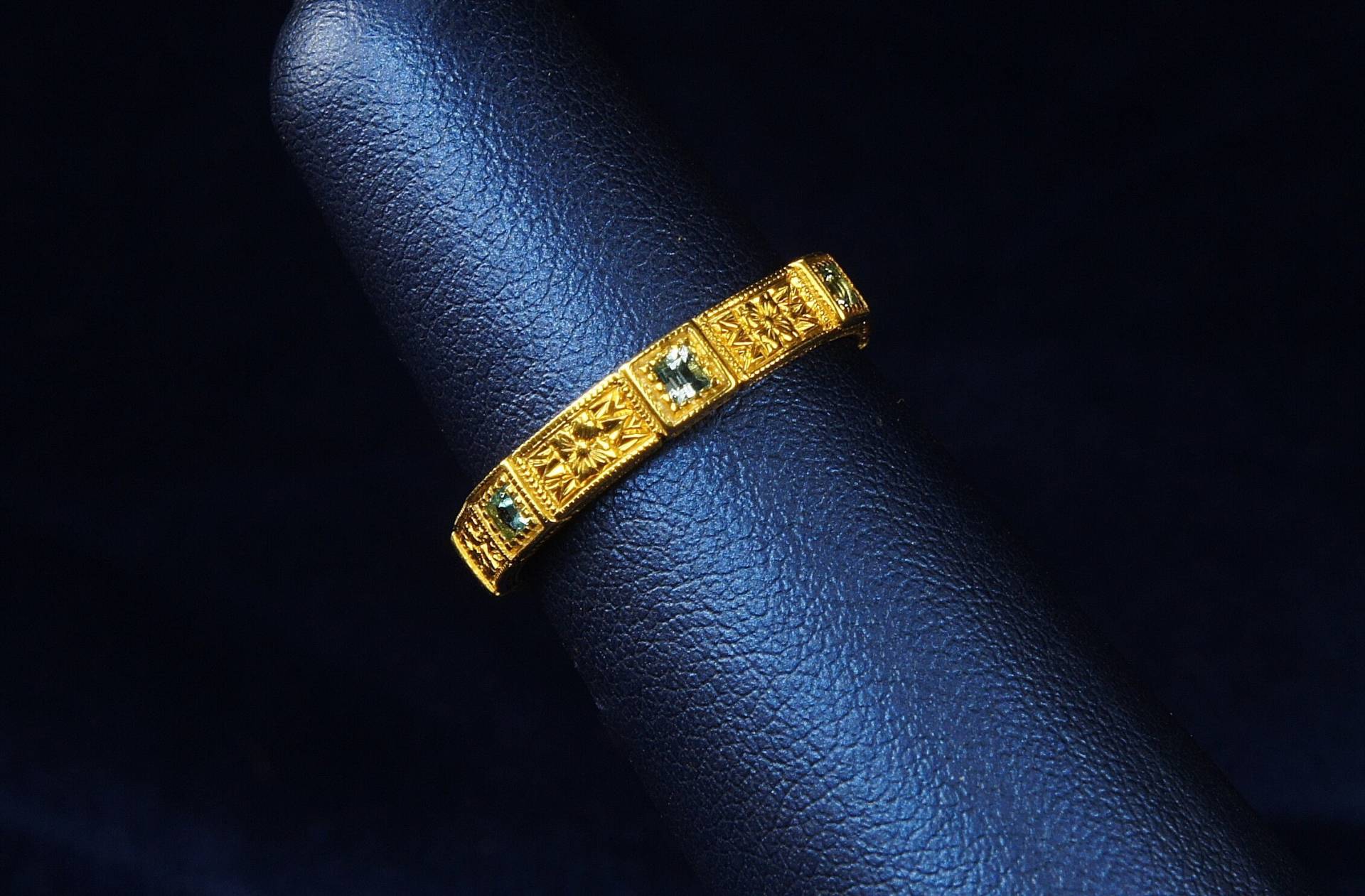 Topas Art Deco Ring - Handgravierte Bandring 14K Gold London Blauer Handgravur Princess Cut von jewelAbench