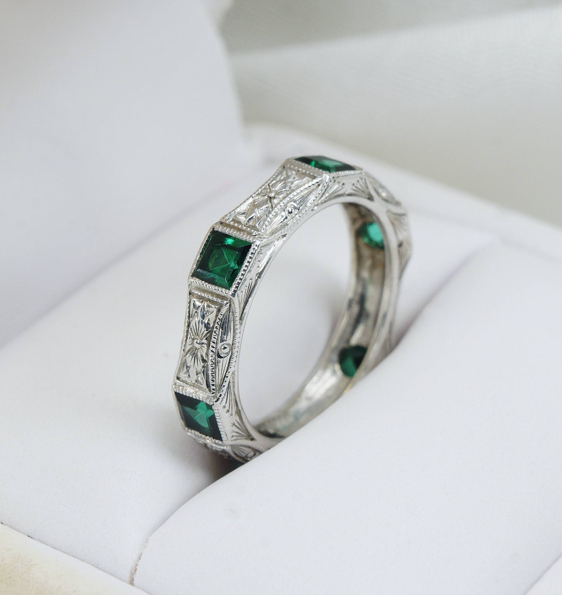 Tsavorit Bandring - Art Deco Handgravierte 14K Weißgold Granat Grüne Steine Princess Cut von jewelAbench