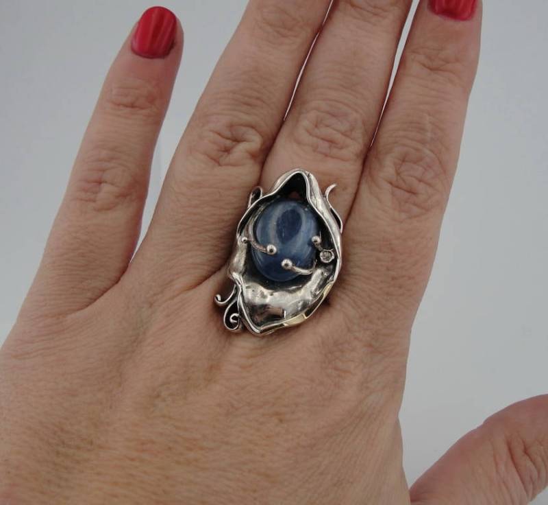 Handgefertigter Ring Mit Blauem Kyanit 9K Gold & Sterlingsilber von jewela