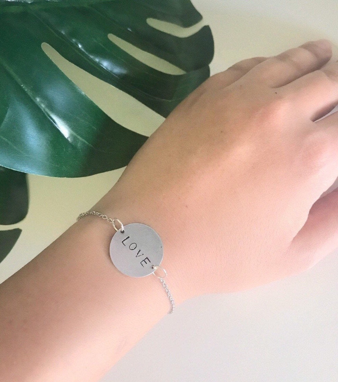 Handgestempeltes Armband/Personalisiertes Initial Armband Buchstabe/Id Armband/Benutzerdefinierter Buchstabe/Disk Armband/Gestempeltes von jewelboxshop