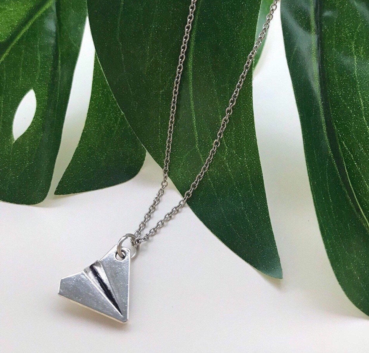 Papierflieger Halskette| Flugzeug Kette| Origame Reisekette| Reiseschmuck| Zierlicher Schmuck von jewelboxshop