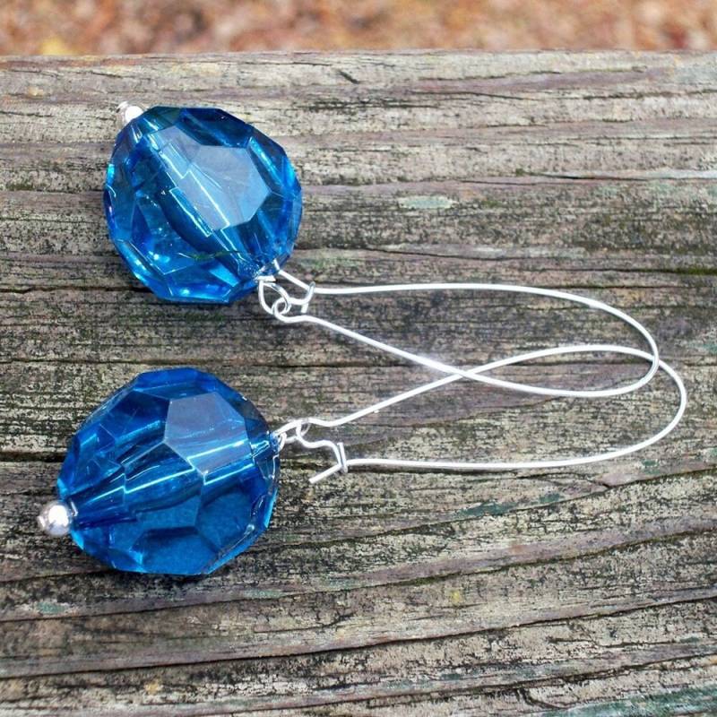 Blaue Ohrringe Lange Blaue Baumeln Große Facettierte Braut 20 Mm Perlen-Ohrringe von jewelbytessyla