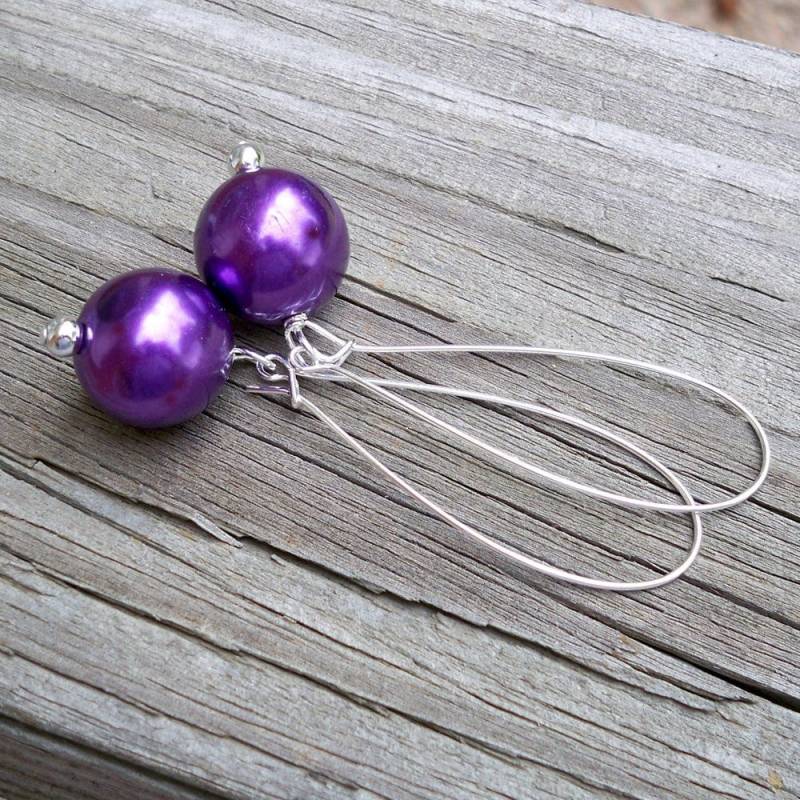 Chunky Lila Ohrringe Lange Große Perlenohrringe 16 Mm Metallic Faux-Perle von jewelbytessyla