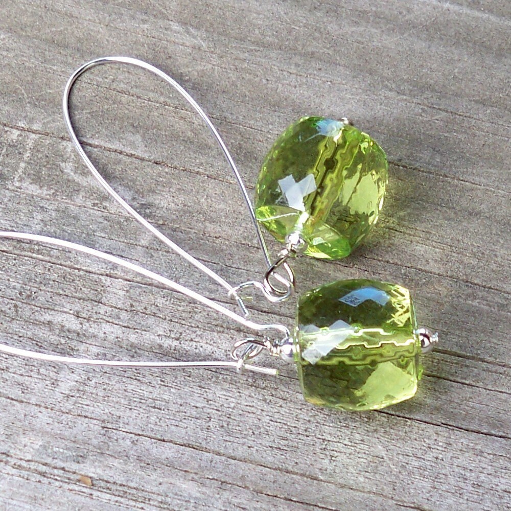 Hellgrüne Perlenohrringe Langer Lime Und Klarer Grüner Schmuck von jewelbytessyla