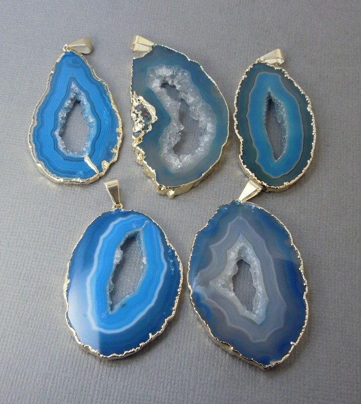 Achat Anhänger Teal Druzy Mit Galvanisierten 24K Gold Kanten Und Ösen Dsa5 | S64B6-05 von jewelersparadise