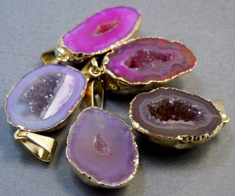 Achat Geode Anhänger Pink Druzy Mit Galvanisierten 24K Gold Kanten Dsa | S70B3-01 von jewelersparadise