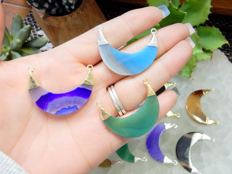 Achat Scheibe Crescent Double Bail Anhänger Mit Galvanisierten 24K Gold Oder Silber Kappen | S98B19 von jewelersparadise