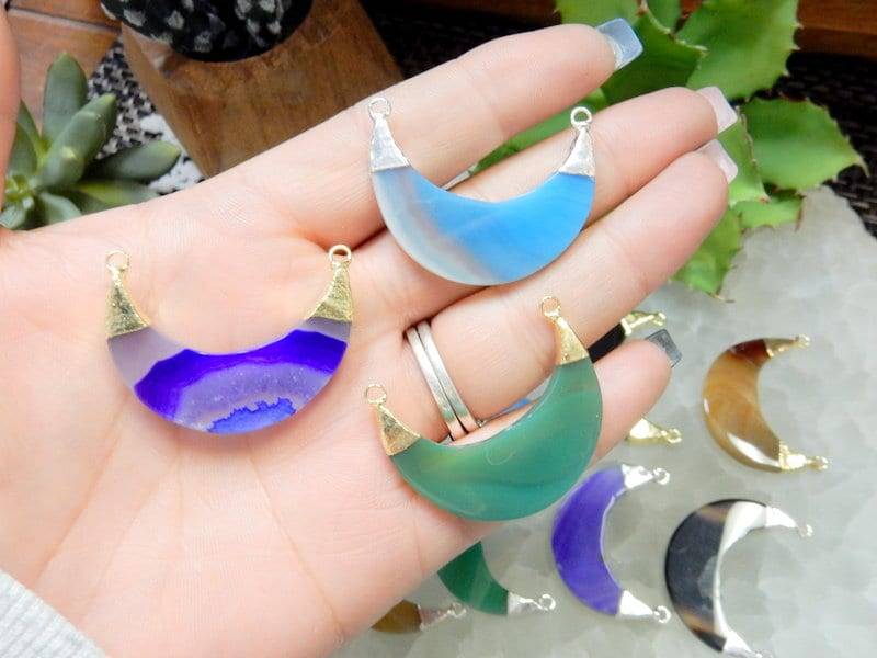 Achat Scheibe Crescent Double Bail Anhänger Mit Galvanisierten 24K Gold Oder Silber Kappen | S98B19 von jewelersparadise