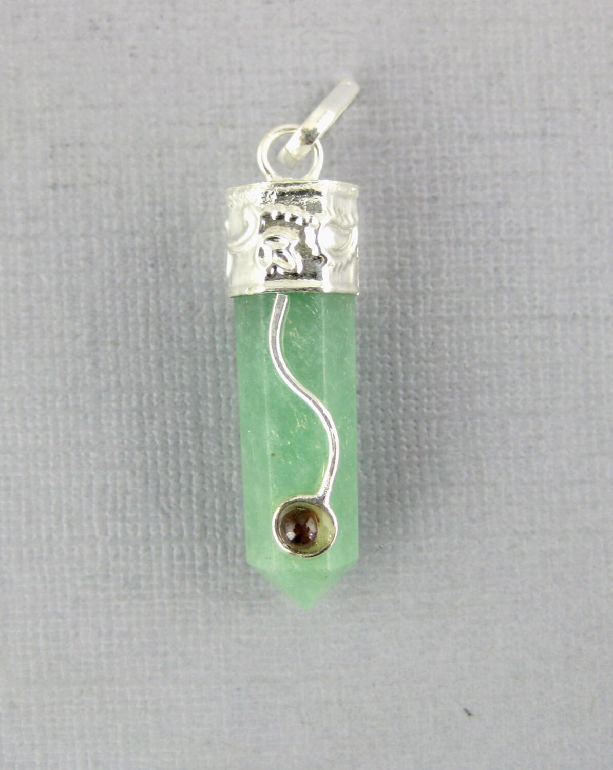 Aventurin Bleistift Punkt Charm Anhänger Mit Chakra Edelstein Akzent - Silber Kappe Und Bail von jewelersparadise