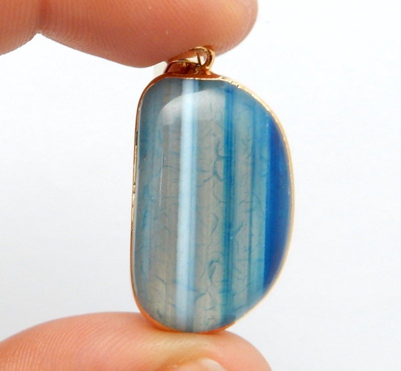 Blau Achat Anhänger Charm Mit Galvanisiertem 24K Goldrand Und Bail | S82B7-02 von jewelersparadise