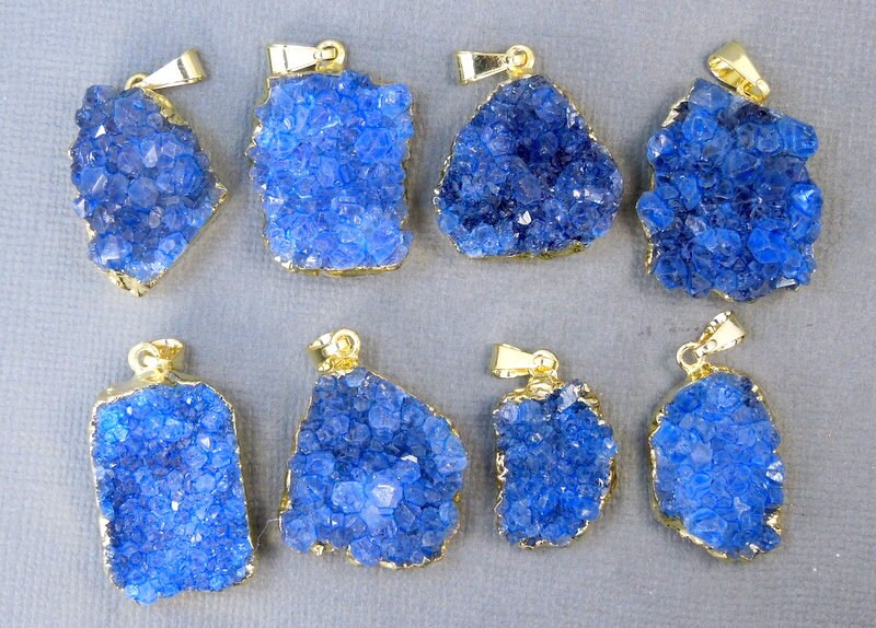 Blau Freeform Druzy Druzzy Drusy Anhänger Mit Galvanisiertem Goldrand Ddz | S67B3-04 von jewelersparadise