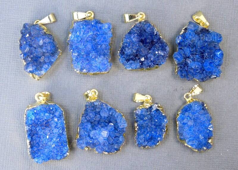 Blau Freeform Druzy Druzzy Drusy Anhänger Mit Galvanisiertem Goldrand Ddz | S67B3-04 von jewelersparadise