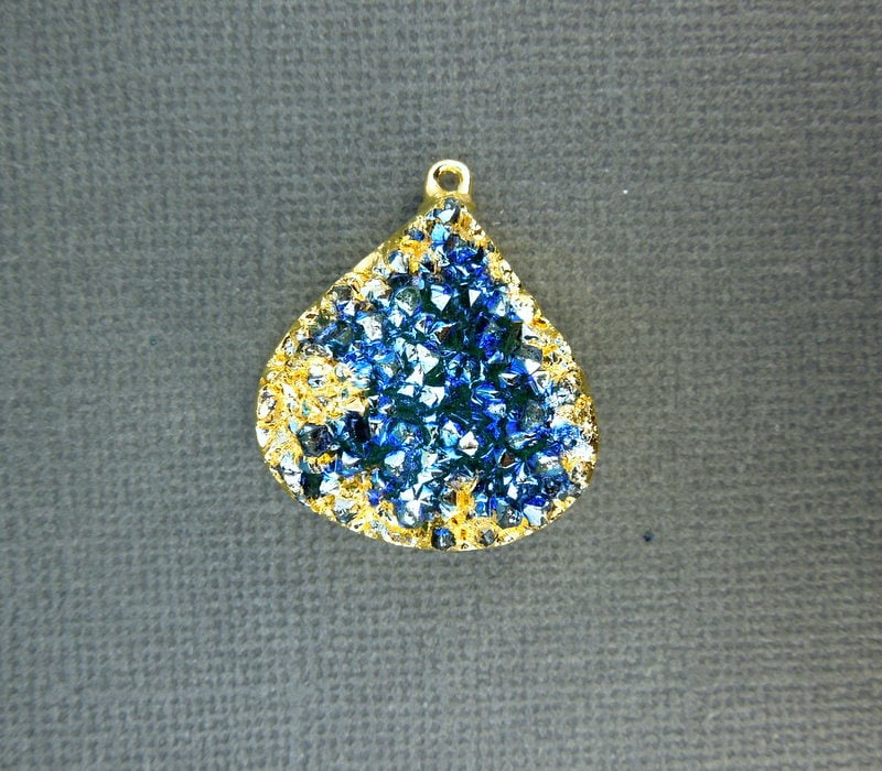 Blauer Druzy Kristalltropfen Anhänger in Gold Eingefasst - Drussy Druzzy Teardrop Qualität Stein | S1B30-06 von jewelersparadise