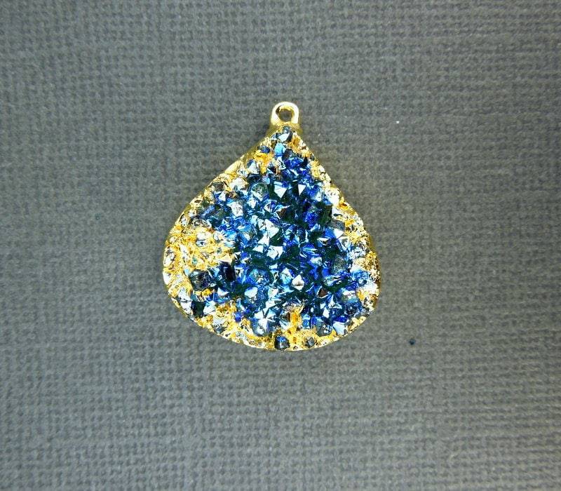 Blauer Druzy Kristalltropfen Anhänger in Gold Eingefasst - Drussy Druzzy Teardrop Qualität Stein | S1B30-06 von jewelersparadise