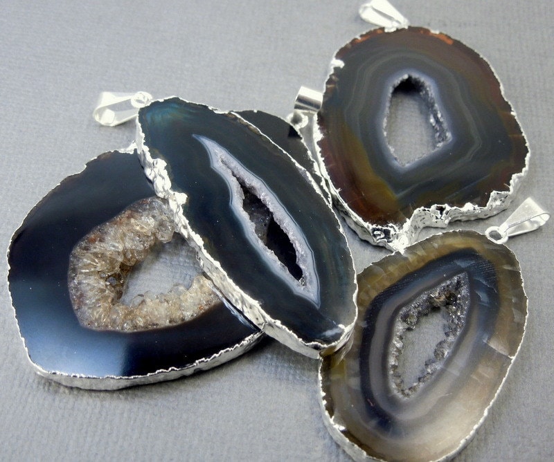 Braun Gefärbter Achat Druzy Mit Galvanisierten Silberkanten Und Ösen Aaa Extra Qualität Achate Dsa | S64B6-07 von jewelersparadise