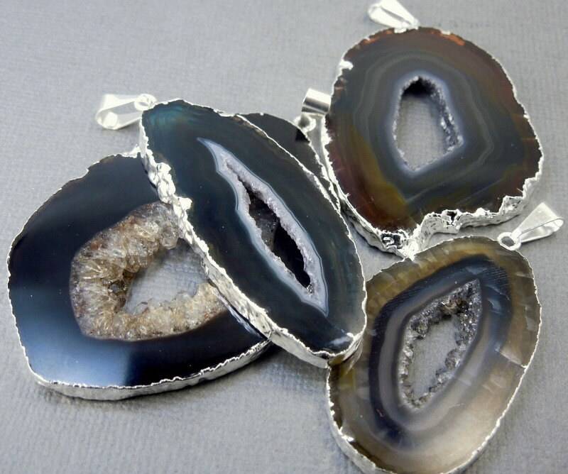 Braun Gefärbter Achat Druzy Mit Galvanisierten Silberkanten Und Ösen Aaa Extra Qualität Achate Dsa | S64B6-07 von jewelersparadise