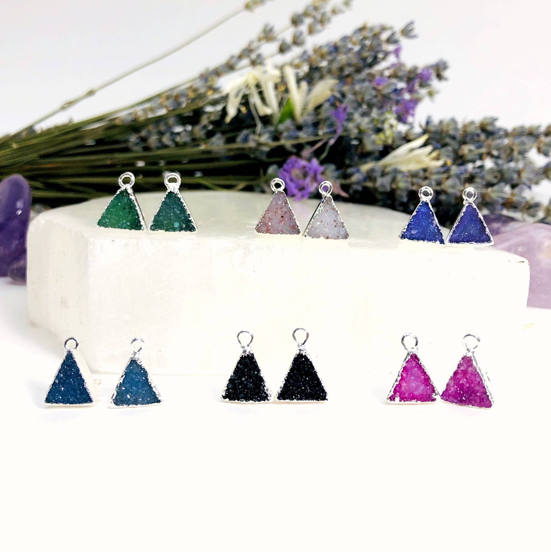 Druzy Dreieck Ohrstecker Mit Galvanisiertem Silberrand | 5Brownshelf-20 von jewelersparadise