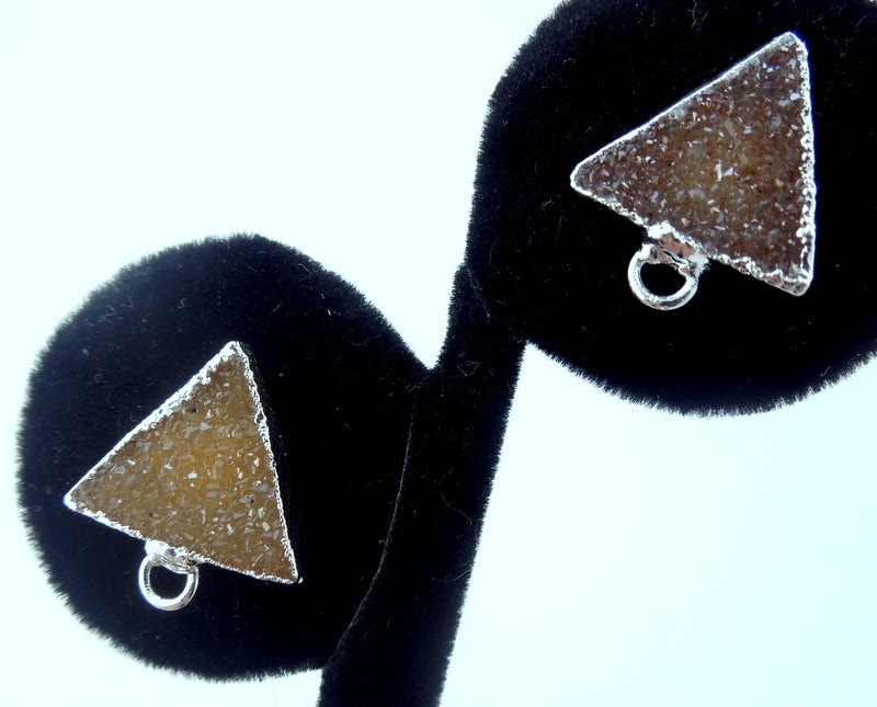 Druzy Quarz Dreieck Ohrstecker Mit Schlaufe - Auch in Silber Galvanisiert | S15B3-03 von jewelersparadise