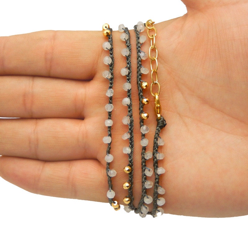 Edelstein Perlen Kette Fertige 18 "Mondstein Und Gold Pyrit Perle Auf Grauer Häkelkette Mit Karabinerverschluss | 9Brownshelf-119-01 von jewelersparadise