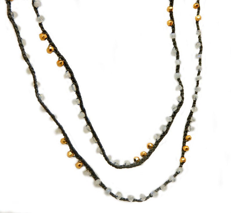 Edelstein Perlen Kette Fertige 32 "Mondstein Und Gold Pyrit Perle Auf Grauer Häkelkette Mit Karabinerverschluss | 9Brownshelf-119-05 von jewelersparadise