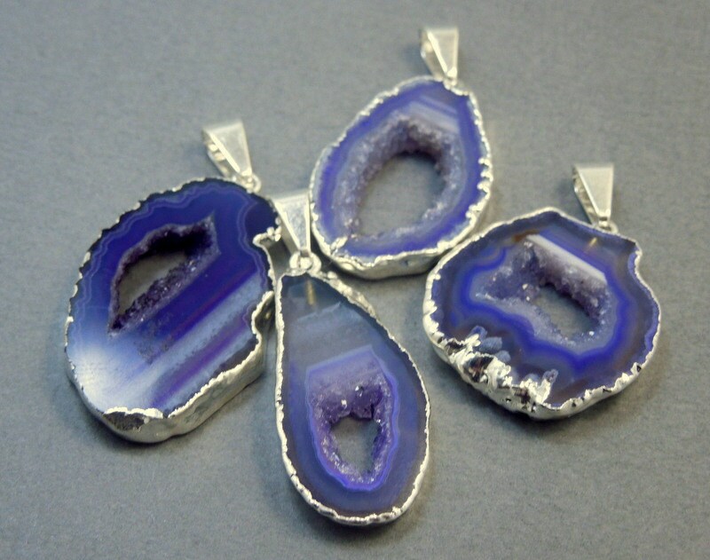 Helles Lila Mit Weiß Gefärbter Achatscheibe Und Druzy-Anhänger Galvanisierten Silberkanten Dsa | S70B4-14 von jewelersparadise