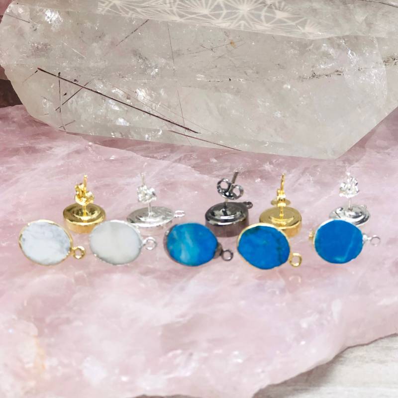 Howlith Oval Ohrstecker Mit Hoop Und Galvanisiertem 24K Gold Oder Silber | 5Brownshelf-09 von jewelersparadise