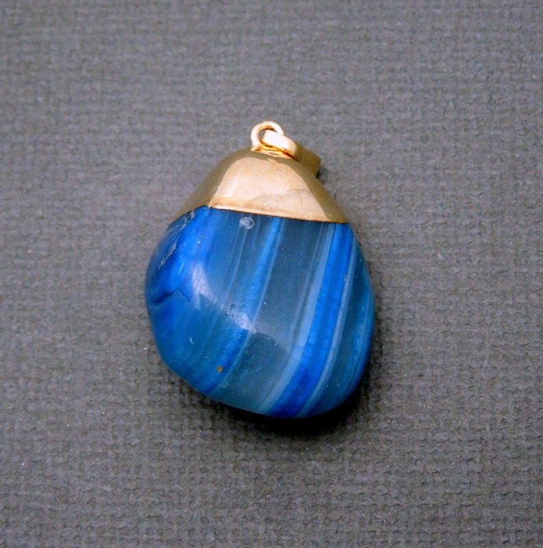 Natürliche Dunkelblaue Achat Anhänger - Getrommelt Blau Mit Galvanisierte 24K Gold Kappe Und Schiene | S24B15-01 Natürliche Dunkelblaue Achat Anhänger - Getrommelt Blau Mit Galvanisierte 24K Gold Kappe Und Schiene | S24B15-01 von jewelersparadise