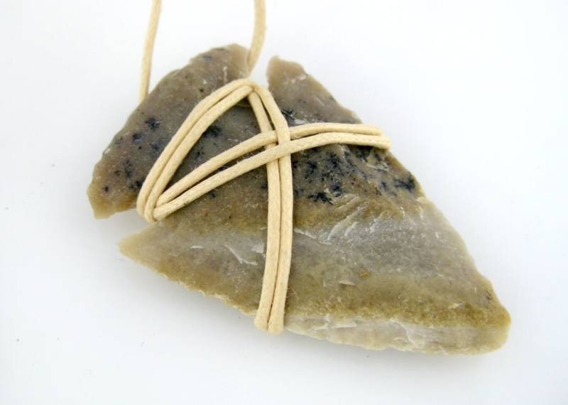 Pfeilspitze Anhänger Halskette Handgeschnitzte Stein Auf Einer Tan Kordel S77B2-07 von jewelersparadise