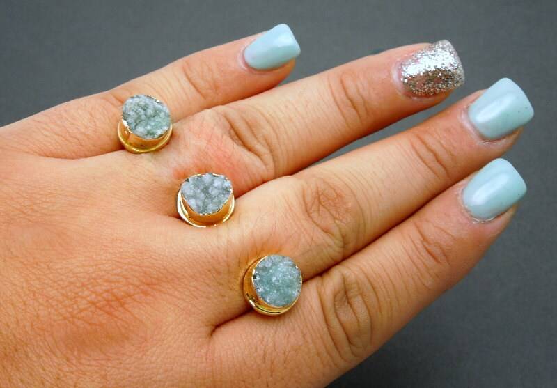 Türkis Dreifach Druzy Ring - Blaugrün Quarz Edelsteine Auf 24K Gold Galvanisierten Verstellbaren Doppelring | S20B15-04 Türkis Dreifach Druzy Ring - Blaugrün Quarz Edelsteine Auf 24K Gold Galvanisierten Verstellbaren Doppelring | S20B15-04 von jewelersparadise