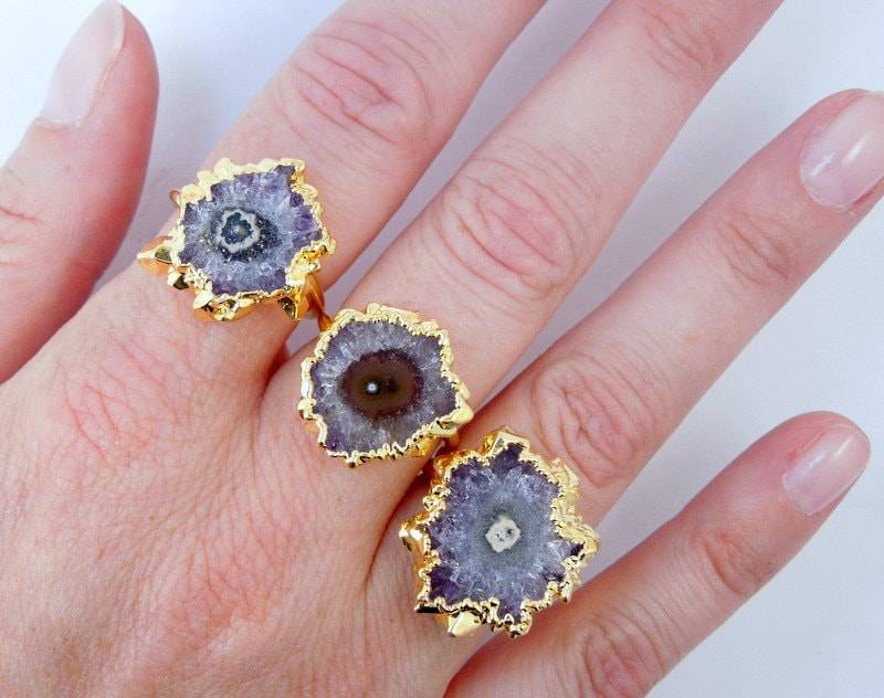 Verstellbarer Runder Amethyst Stalaktit Ring Galvanisiert in 24K Gold | S133B7-01 von jewelersparadise