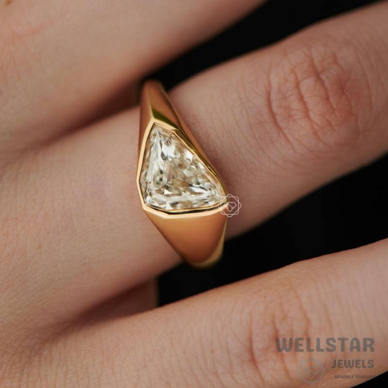 Modern Bezel Set Minimalist Engagement Ring For Men 2.00Ct Trillion Cut Diamond 14K Yellow Gold Wide Band Modern Bezel Set Minimalist Engagement Ring For Men 2.00Ct Trillion Cut Diamond 14K Yellow Gold Wide Band von jewellerybywellstar