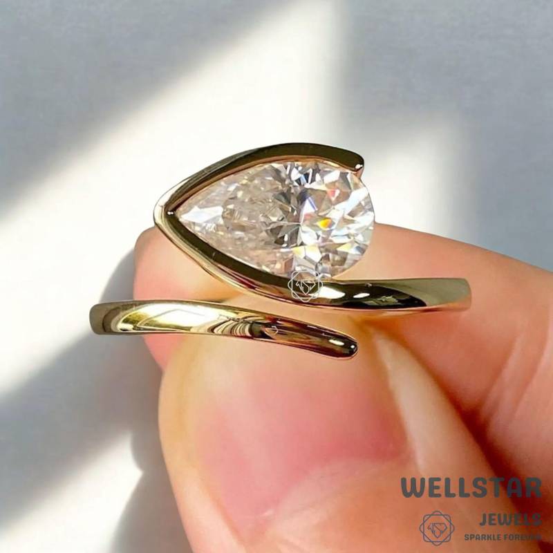 2.00 Ct Pear Moissanite Bypass Ring | Unique Solitaire Engagement Yellow Gold Diamond Alternative Bezel Set Promise von jewellerybywellstar